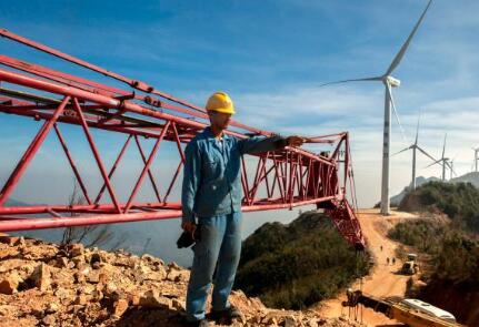 價值百萬風(fēng)力發(fā)電葉片，被河南村民當(dāng)蹺蹺板：一片上站20多人