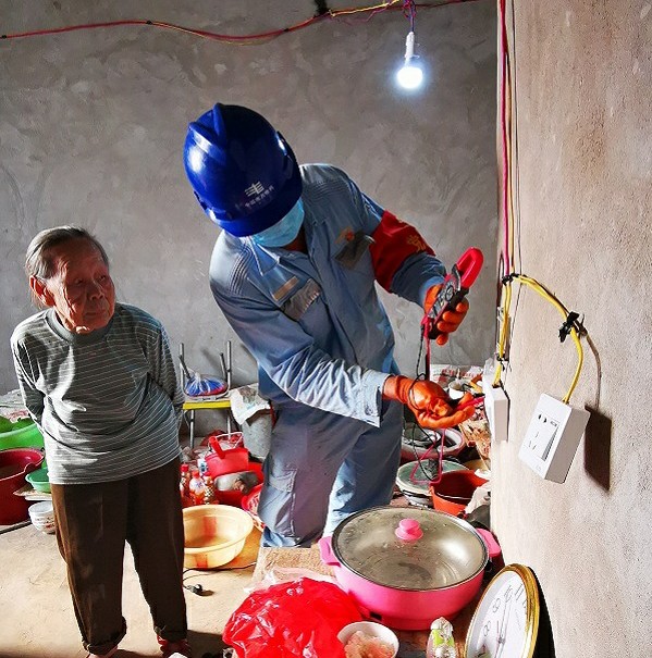 南方電網(wǎng)廣西柳州鹿寨供電局:傾情服務(wù) 保障五保戶用好電