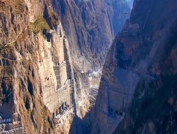 為建烏東德水電站，在峽谷底部挖90米深洞穴，用來干嘛的？