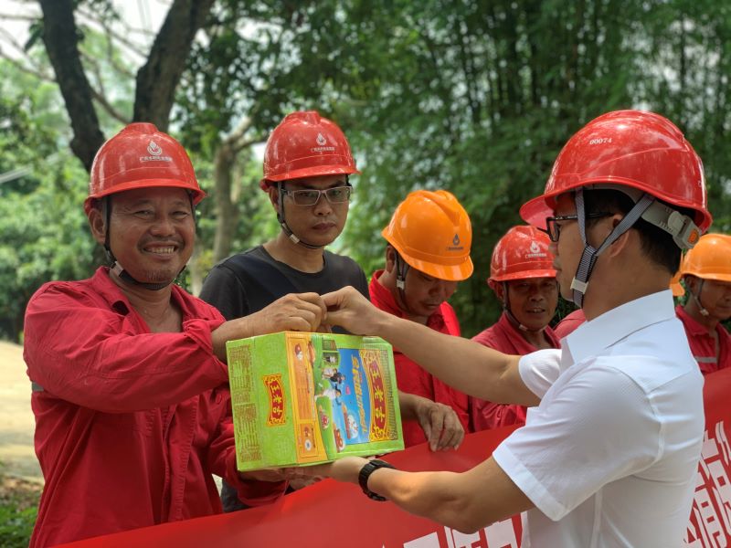 南方電網廣西新電力集團博白供電局夏送清涼鼓干勁，情系一線保供電