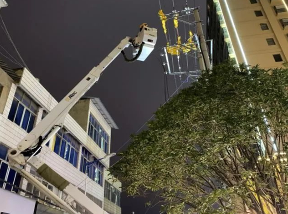 云南電網(wǎng)陸良供電局城區(qū)供電所冬夜搶修，杜絕用電隱患