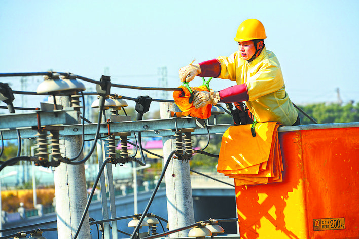 【國家電網(wǎng)公司特等勞?！坷钫伎? width=