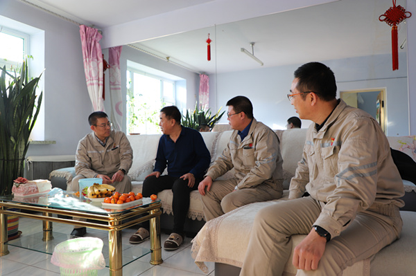 大唐長(zhǎng)山熱電廠(chǎng)看望慰問(wèn)退休老領(lǐng)導(dǎo)