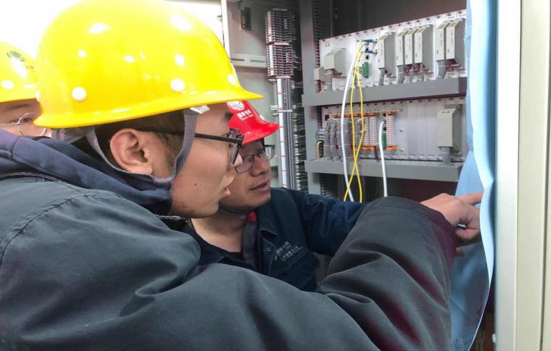 國網(wǎng)平?jīng)龉╇姡荷钊敫脑飕F(xiàn)場，力促青工成長