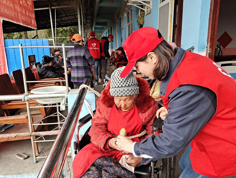 國網(wǎng)南充供電公司:青春雷鋒行點點螢火光