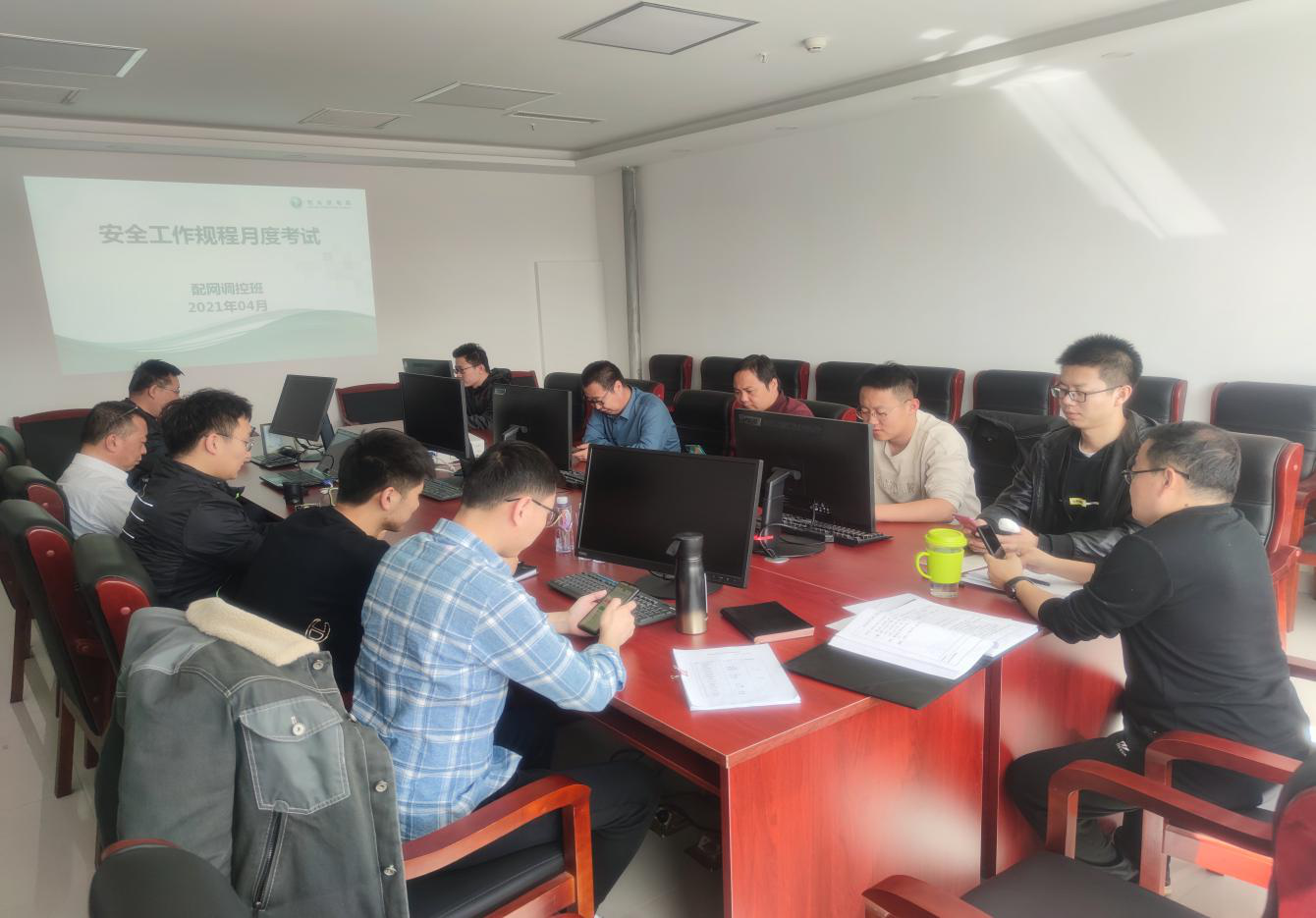 包頭供電局調(diào)度處:加強安規(guī)學習 鑄就安全防線