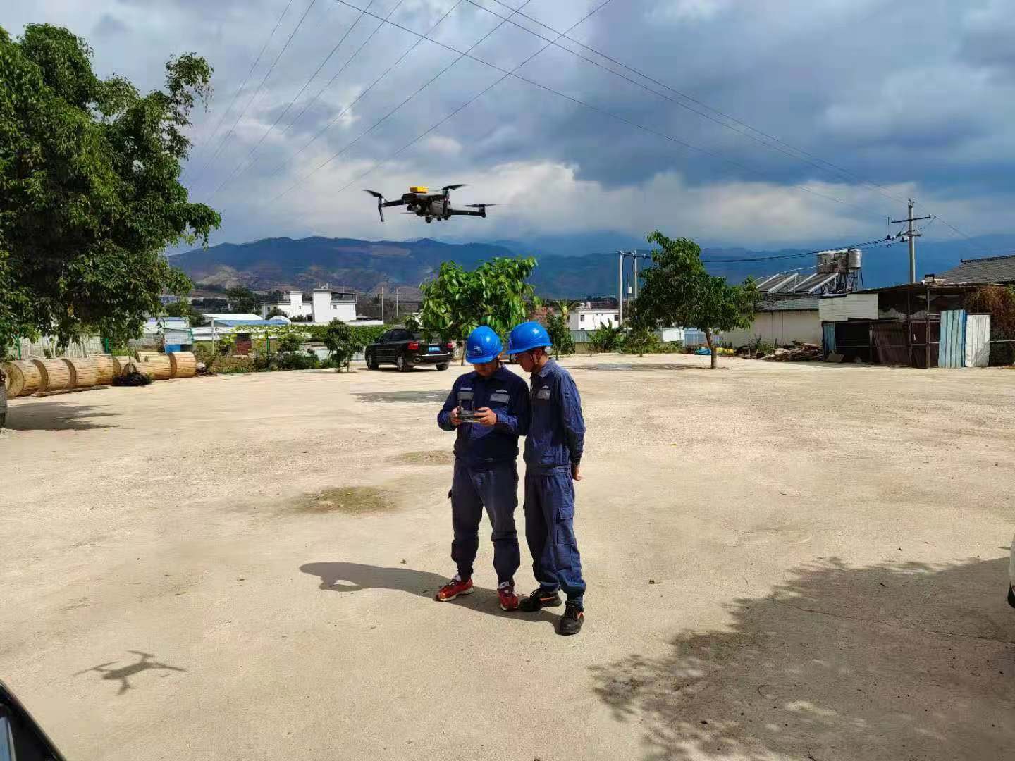 臨滄云縣供電局為建黨百年?！半姟弊o(hù)航