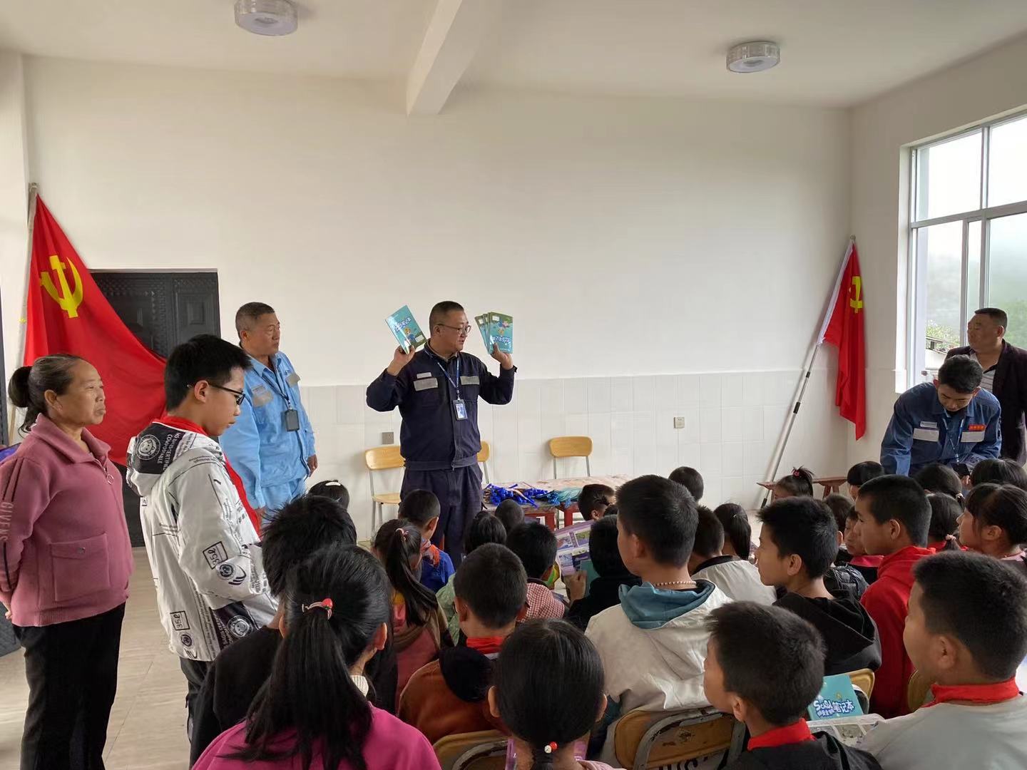 黨團聯(lián)合帶安全宣講進校園，“電”亮未來助成長