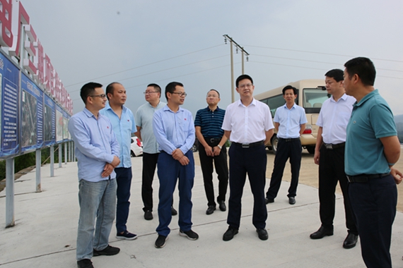 大唐石門縣委書記郭碧勛到新關鎮(zhèn)廠址進行現場踏勘