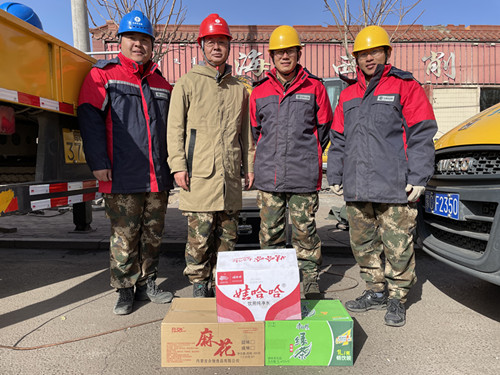 烏海電業(yè)局配電帶電作業(yè)處助力“煤改電”，送溫暖進現(xiàn)場