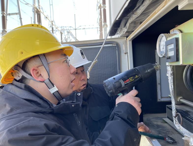 爭(zhēng)分奪秒解危急，全力保設(shè)備平穩(wěn)度冬