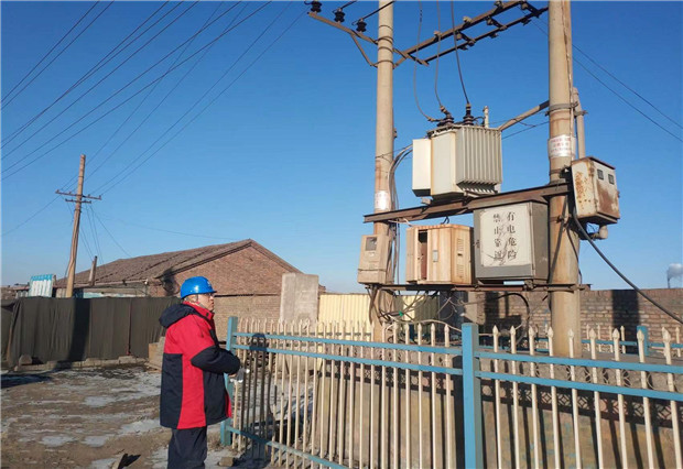 六五四供電公司:雪天巡視保供電