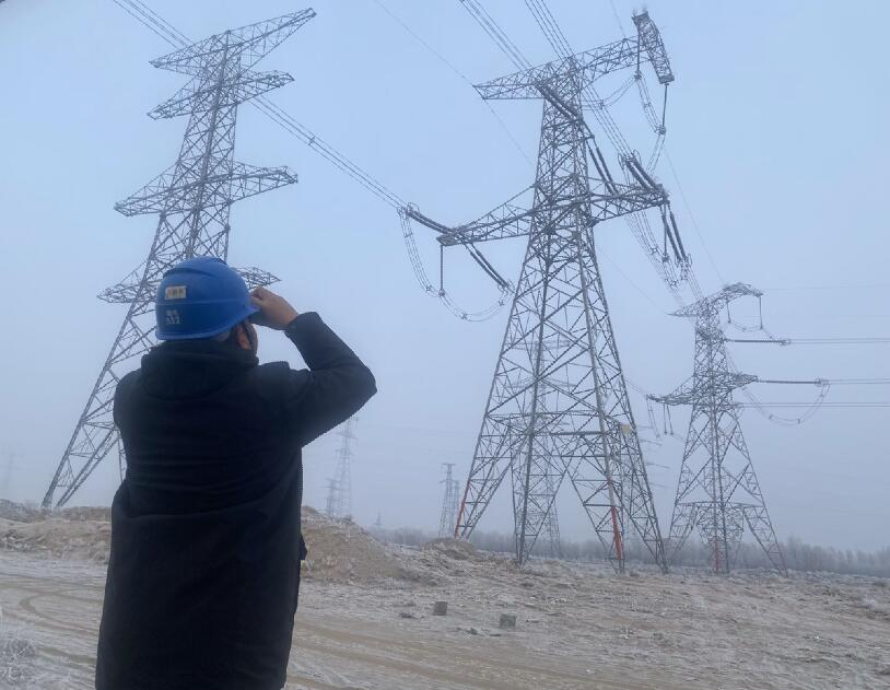 內(nèi)蒙古烏海超高壓供電公司防污除閃，寒冬堅(jiān)守一線