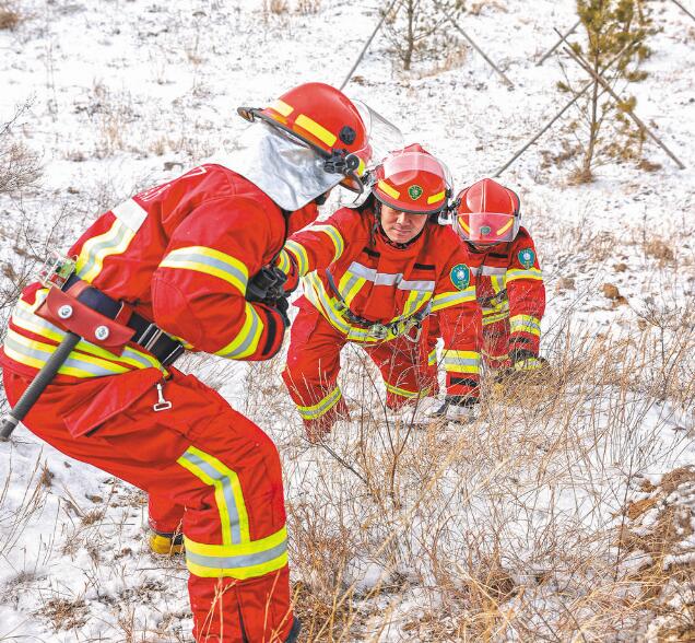 大寒時(shí)節(jié),跟著冬奧保電人員去巡線