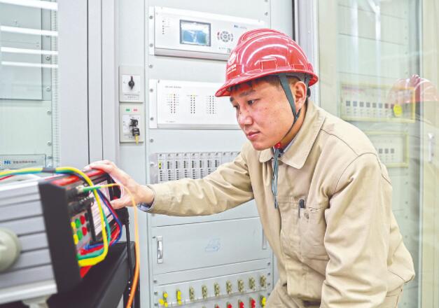 張?jiān)骑w:深耕變電站自動(dòng)化運(yùn)維19年