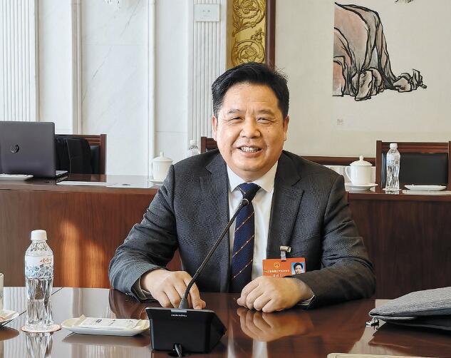 加快能源技術(shù)創(chuàng)新 促進(jìn)成果轉(zhuǎn)化——訪全國(guó)人大代表、中國(guó)科學(xué)院寧波材料技術(shù)與工程研究所所長(zhǎng)黃政仁