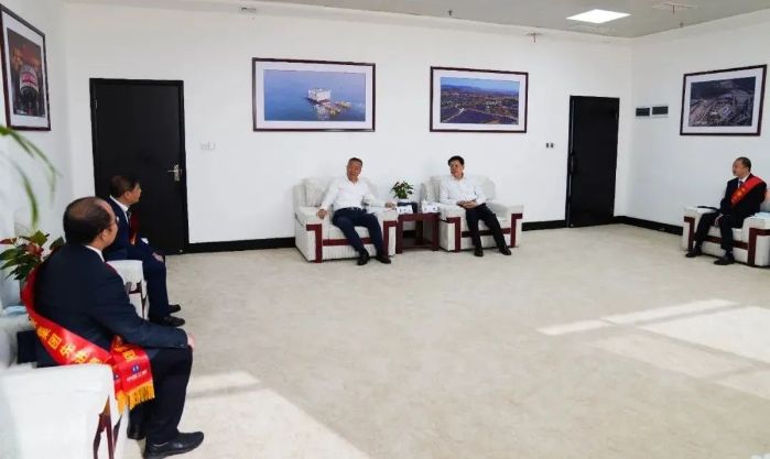 雷鳴山、韓君勉勵三峽集團(tuán)先進(jìn)典型代表再立新功