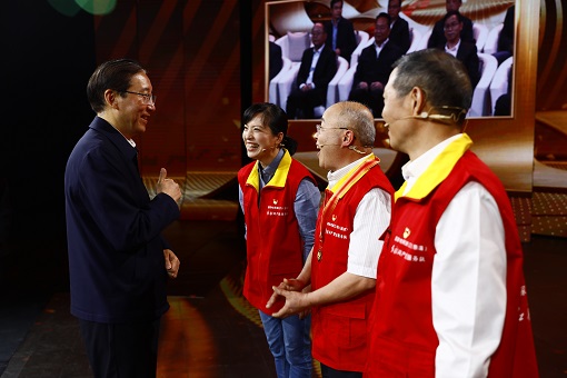 辛保安會見“時代楷?!卞X海軍同志