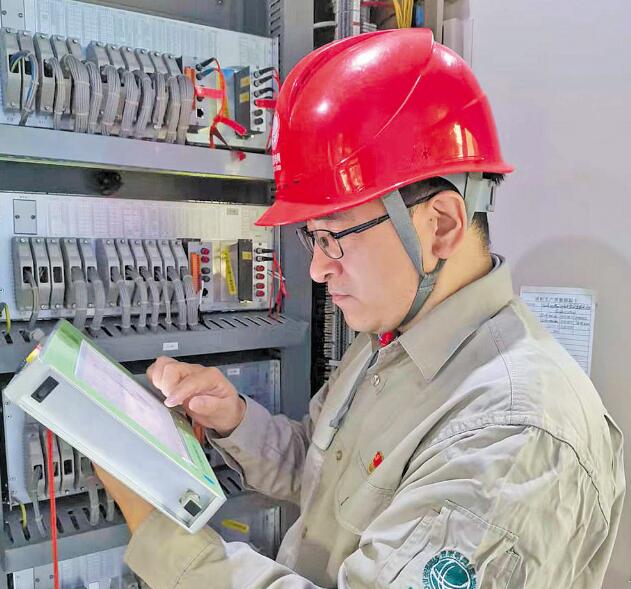 晁武杰:攻關(guān)柔性直流技術(shù)難點(diǎn)