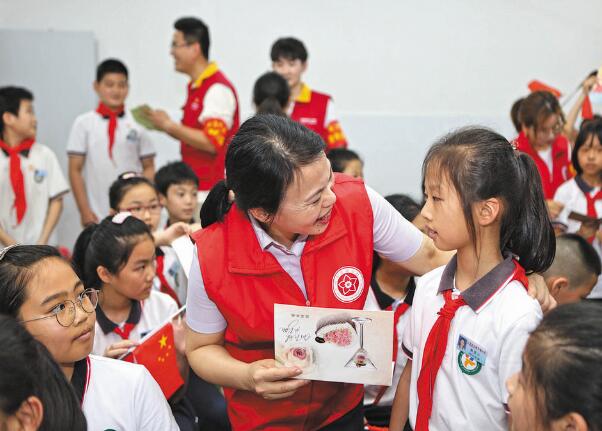 浙江永嘉縣紅十三愛心社25年，幫助4630名貧困學(xué)生