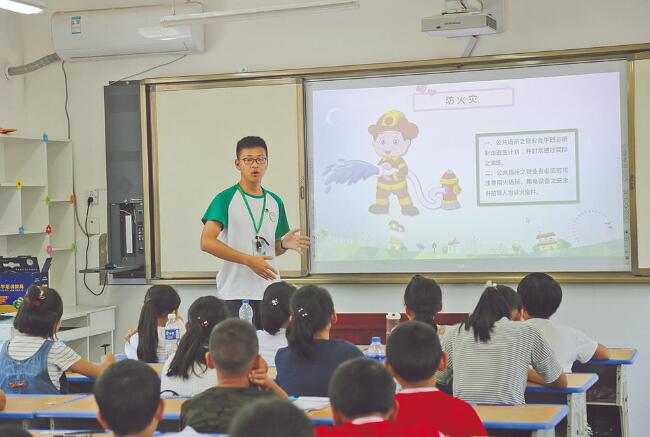 郝明?。簬椭嗳?傳遞更多溫暖