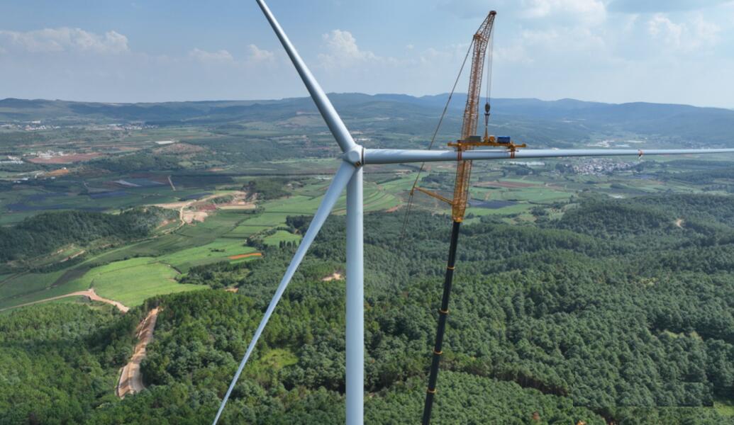 國(guó)內(nèi)最大陸上風(fēng)機(jī),成功吊裝!