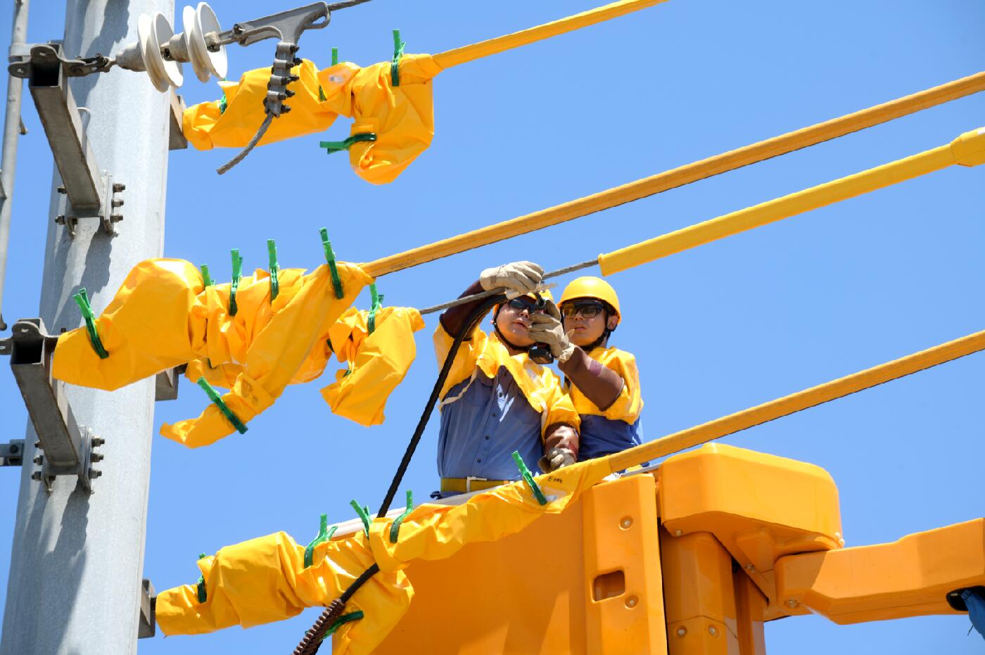 國網(wǎng)余姚市供電公司:城市線路改造 “上改下”助力城市發(fā)展更精彩