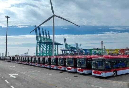 天津口岸最大規(guī)模新能源大巴車出口南美洲