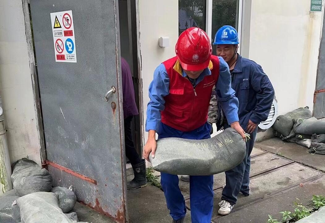 馬渚供電所聞“風(fēng)”而動(dòng) 共保居民用電無憂