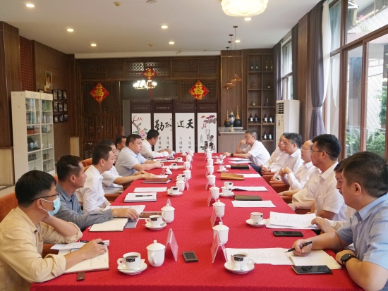 中國電建黨委常委、副總經(jīng)理徐鵬程與海南萬寧市委書記蓋文啟、市長王三防座談