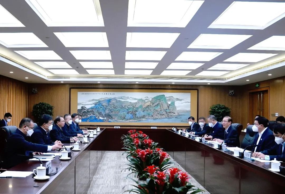 華電集團(tuán)董事長(zhǎng)江毅、總經(jīng)理葉向東與國(guó)家電網(wǎng)董事長(zhǎng)辛保安、總經(jīng)理張智剛舉行會(huì)談