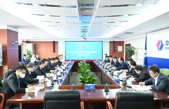 中國(guó)電建黨委書記、董事長(zhǎng)丁丁焰章與內(nèi)蒙古電力集團(tuán)黨委書記、董事長(zhǎng)賈振國(guó)會(huì)談