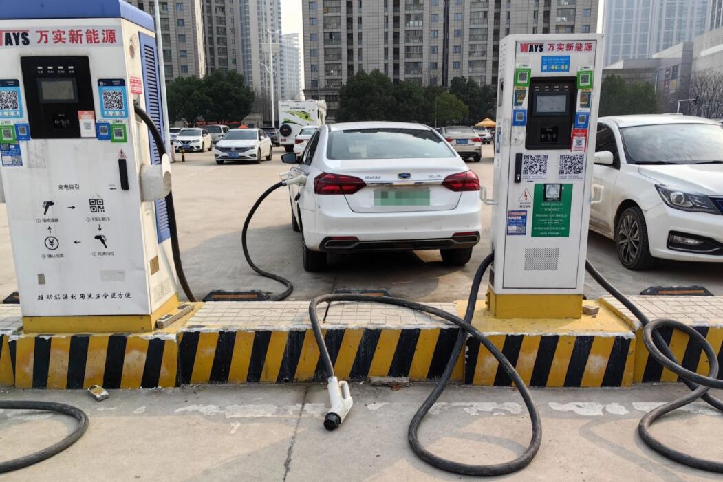 新能源車充電槍被扔積水中，對“城市家電”需多加愛護(hù)