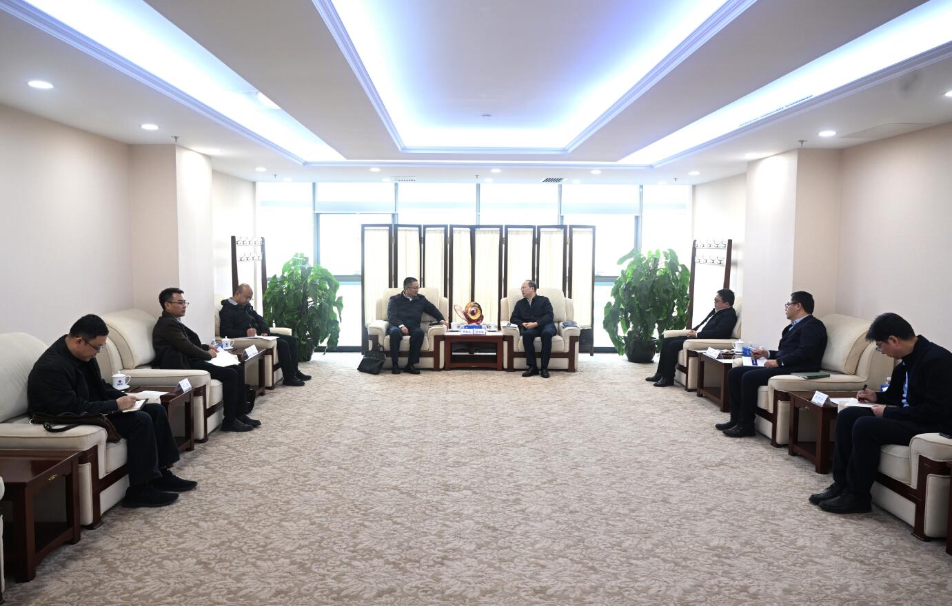 中國電建黨委常委、副總經(jīng)理徐鵬程與西藏開發(fā)投資集團黨委書記、董事長祁騰武會談