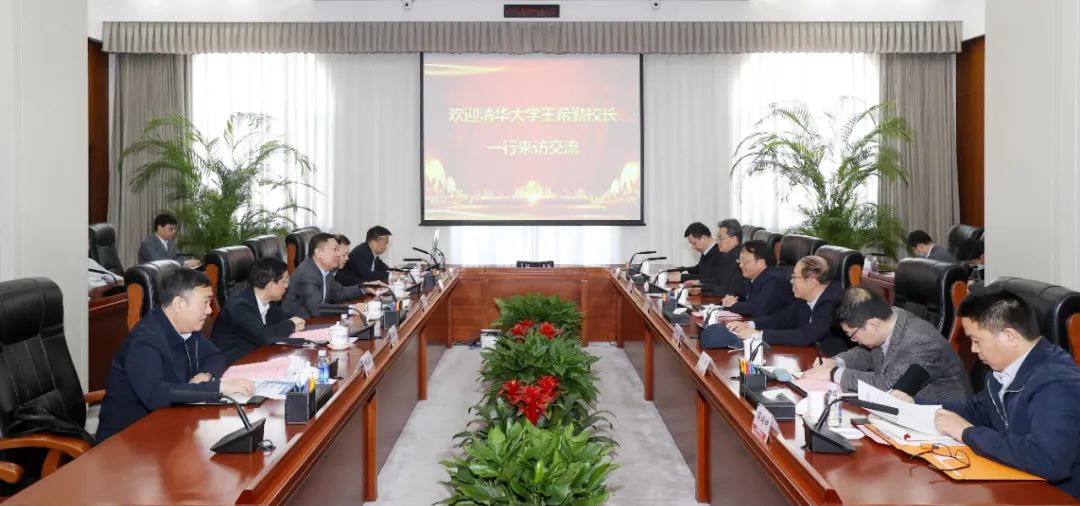 顧軍與清華大學(xué)黨委副書記、校長(zhǎng)王希勤會(huì)談