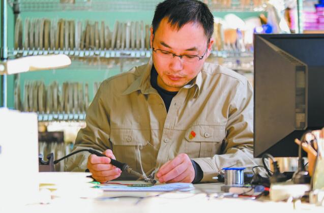 國(guó)網(wǎng)工匠李澄:立足崗位專心專注 創(chuàng)新攻關(guān)項(xiàng)目難題