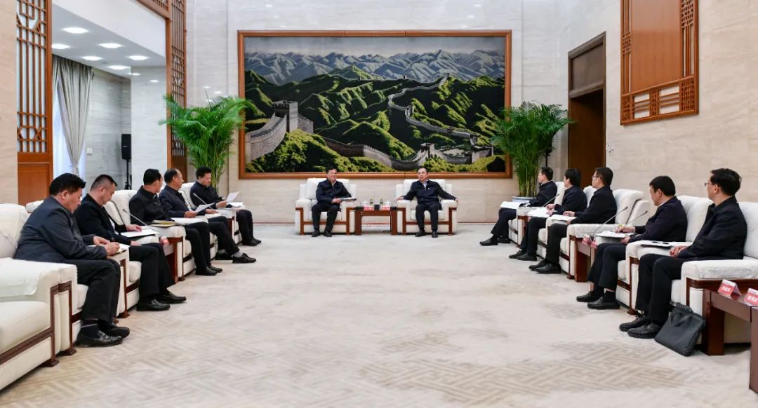 大唐集團(tuán)黨組書(shū)記、董事長(zhǎng)鄒磊與青海省海南州委書(shū)記呂剛、州長(zhǎng)尕瑪朋措會(huì)談