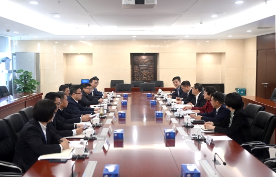 中國(guó)電建黨委常委、副總經(jīng)理王小軍與中國(guó)華電集團(tuán)黨組成員、副總經(jīng)理李旭紅會(huì)談