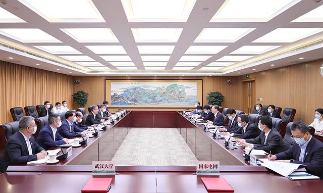 國家電網(wǎng)董事長辛保安、總經(jīng)理張智剛與武漢大學(xué)黨委書記黃泰巖、校長張平文會談