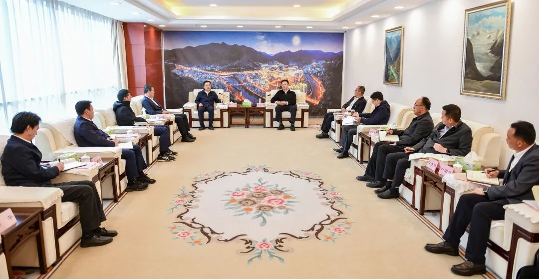 鄒磊與西藏自治區(qū)政府副主席、昌都市委書記龔會才，昌都市委副書記、市長羅慶伍會談