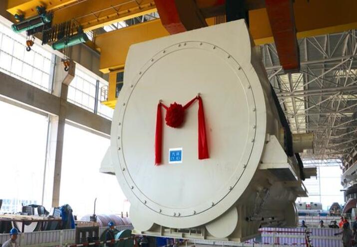 國(guó)家能源集團(tuán)岳陽發(fā)電有限公司1號(hào)機(jī)組發(fā)電機(jī)定子順利吊裝