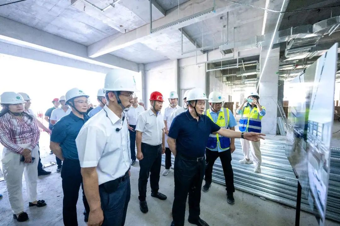賈振國深入A級(jí)大數(shù)據(jù)中心、國家重點(diǎn)實(shí)驗(yàn)室項(xiàng)目現(xiàn)場檢查慰問