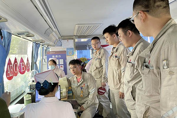 臨汾熱電公司組織“熱血與大愛同流,真情與奉獻同行”無償獻血活動