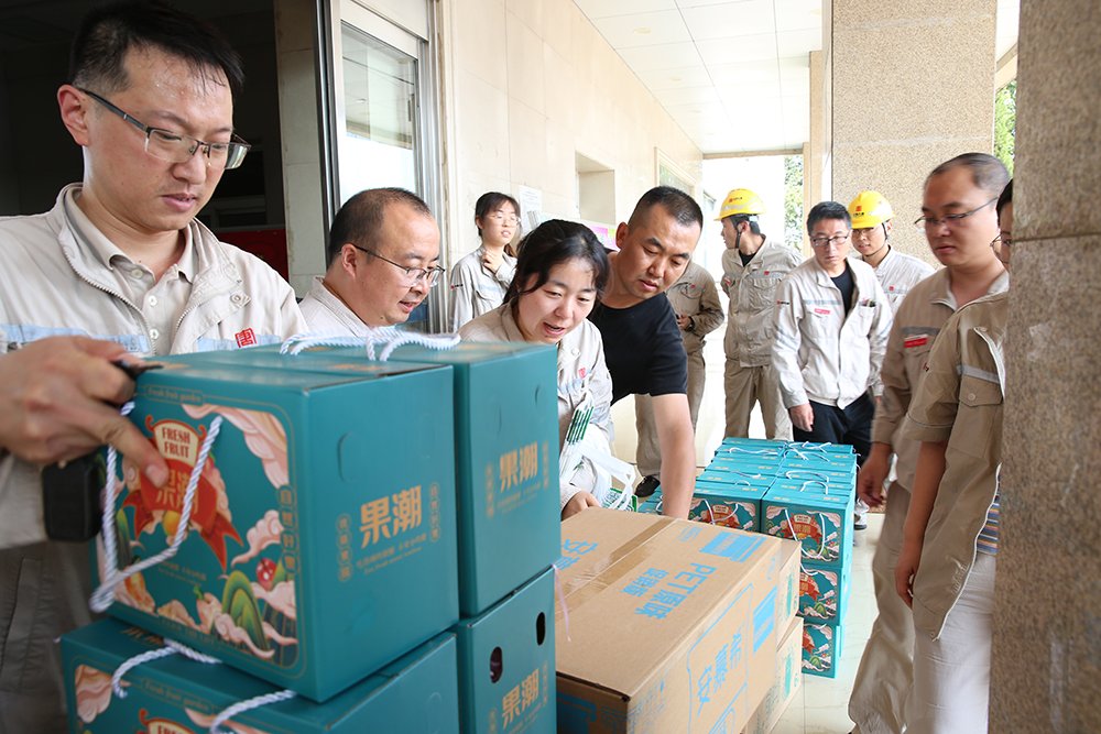 臨汾熱電公司開展“保供有我,夏送清涼”慰問活動