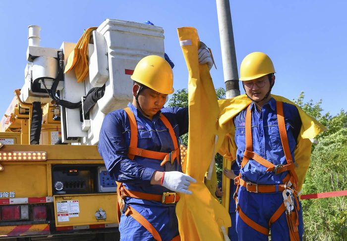 國(guó)網(wǎng)廣安供電公司:汗?jié)褚律?只為捍衛(wèi)清涼