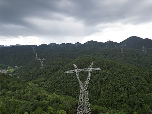 這項(xiàng)工程有新進(jìn)展，全面進(jìn)入架線(xiàn)施工階段
