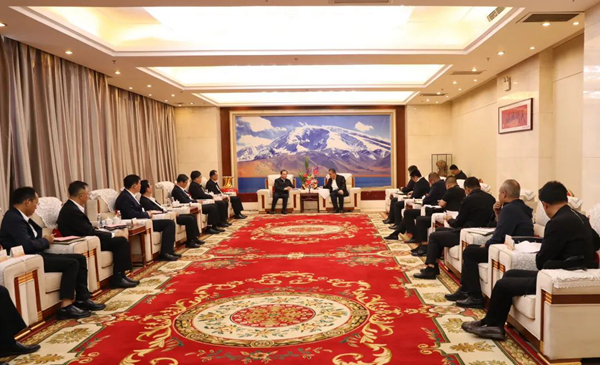 華電集團黨組書記、董事長江毅與喀什地委副書記、行署專員艾尼瓦爾·吐爾遜舉行會談