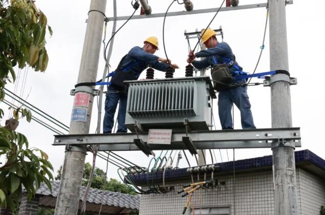 茂名供電局:強(qiáng)降雨過(guò)后,全力搶修復(fù)電不停歇