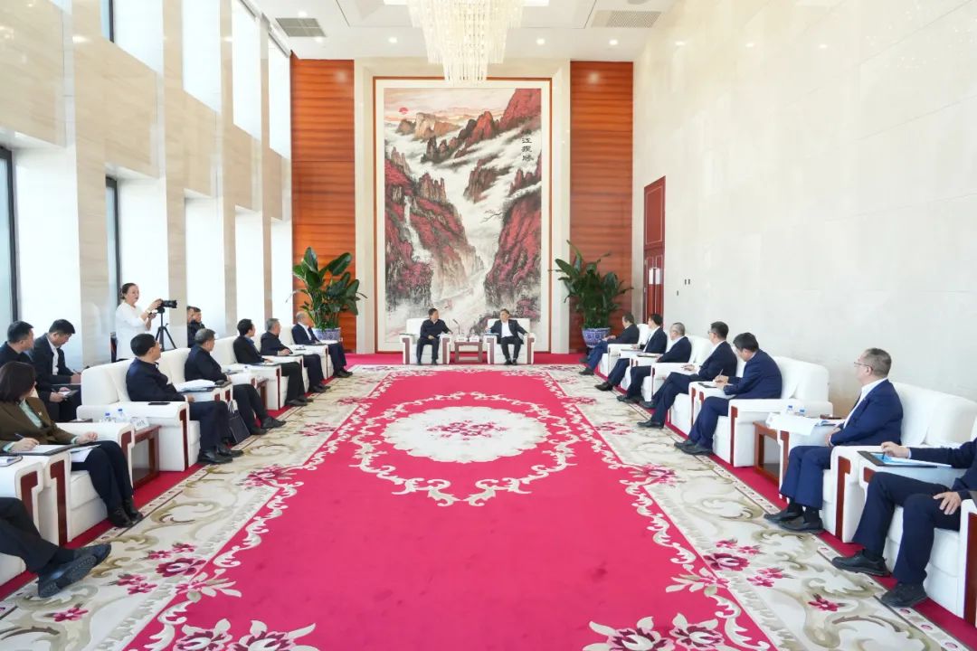 中國(guó)能建黨委書(shū)記、董事長(zhǎng)宋海良與吉林省副省長(zhǎng)李國(guó)強(qiáng)會(huì)談