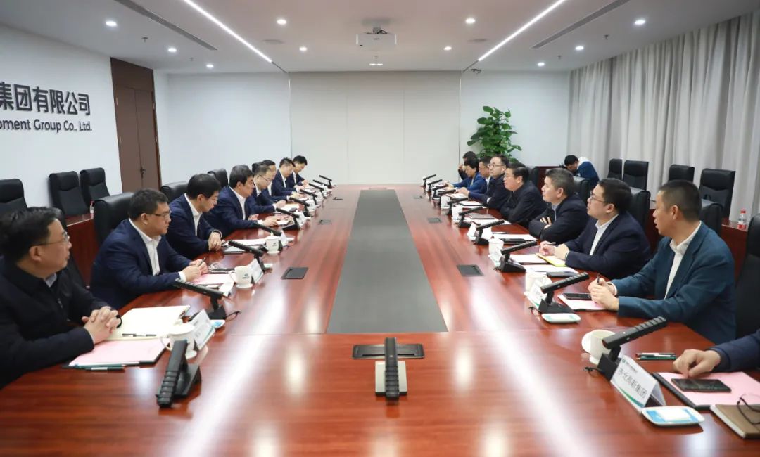 中國(guó)電氣裝備黨委書(shū)記、董事長(zhǎng)白忠泉會(huì)見(jiàn)上海市靜安區(qū)委書(shū)記于勇